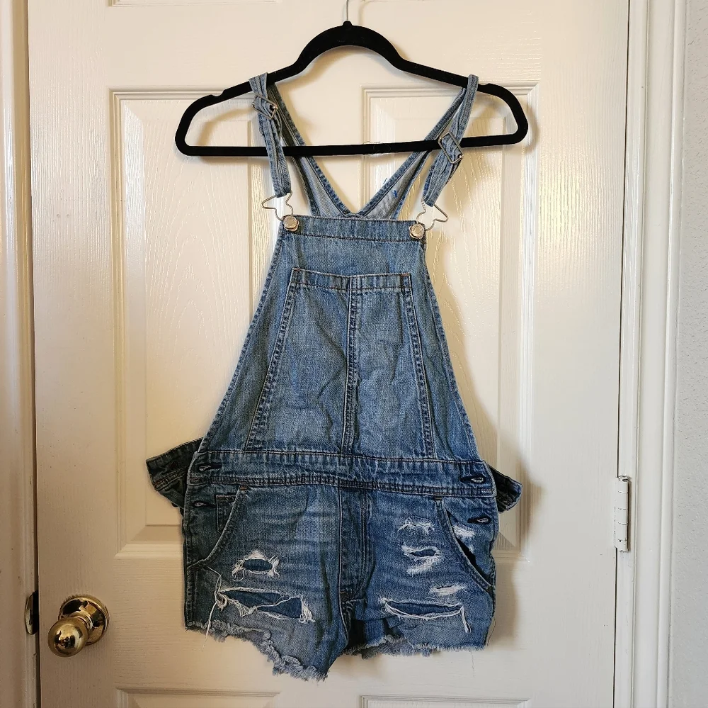 American Eagle Outfitters stylish denim